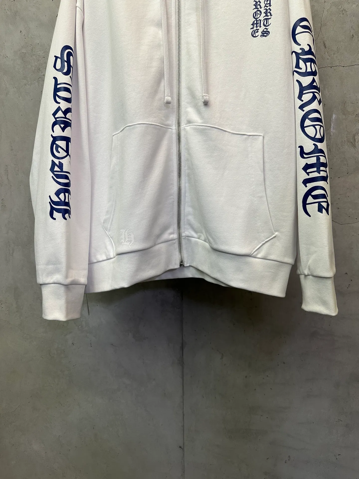 P530 Chrome Hearts ss25 letter printed zipper jacket uses glue printing. The printing has been modified three times by the film screen. Use glue liquid paint to print the pattern on the fabric. Bake the fabric to fix the printing pattern. The fabric has been washed and has a better hand feel. Not easy to deform. Not easy to shrink. Not easy to fade. Maintain long-term beauty. Customized hardware. Thread. Accessories. Matching. Same style for men and women. -Color: White -Size: S M L XL